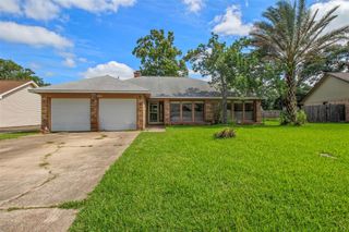 206 Stanford Street, Lake Jackson, TX 77566