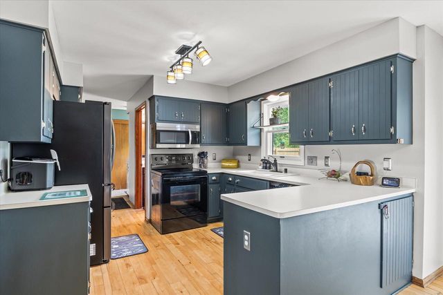 1923 Cliff-Alex COURT N, Waukesha, WI 53189