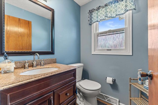 1923 Cliff-Alex COURT N, Waukesha, WI 53189