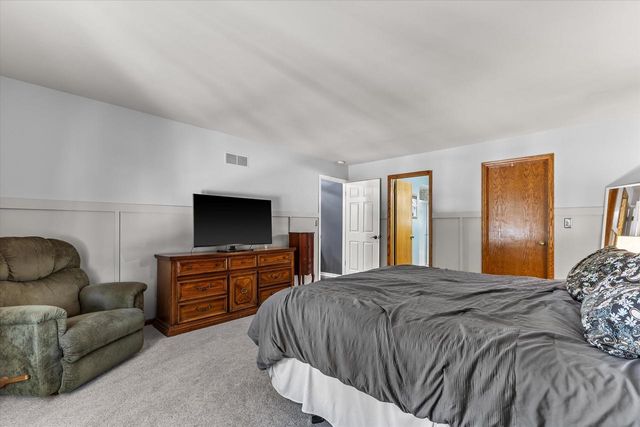 1923 Cliff-Alex COURT N, Waukesha, WI 53189