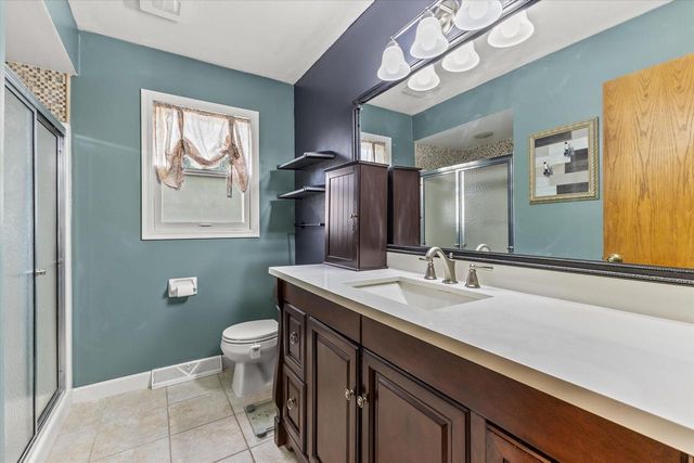 1923 Cliff-Alex COURT N, Waukesha, WI 53189