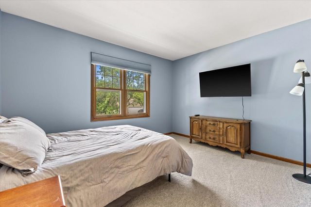 1923 Cliff-Alex COURT N, Waukesha, WI 53189