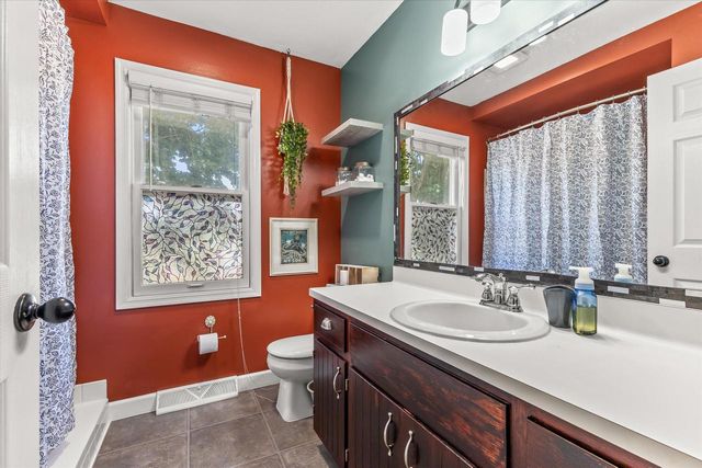 1923 Cliff-Alex COURT N, Waukesha, WI 53189