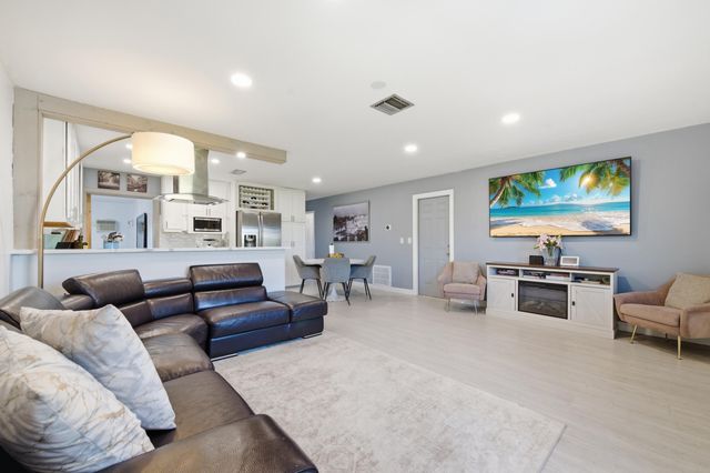 22229 SW 65th Way, Boca Raton, FL 33428