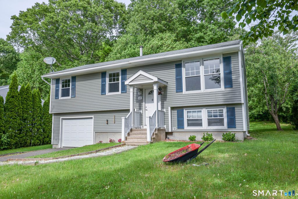 49 Tudor Lane, Naugatuck, CT 06770