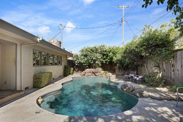530 Willow Glen Dr, Lodi, CA 95240