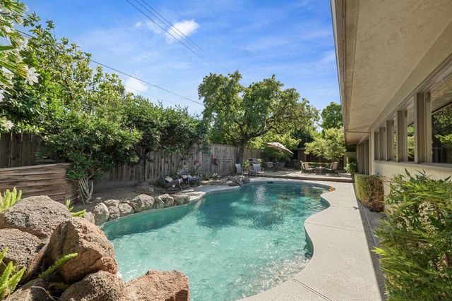 530 Willow Glen Dr, Lodi, CA 95240