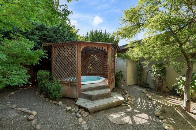 530 Willow Glen Dr, Lodi, CA 95240
