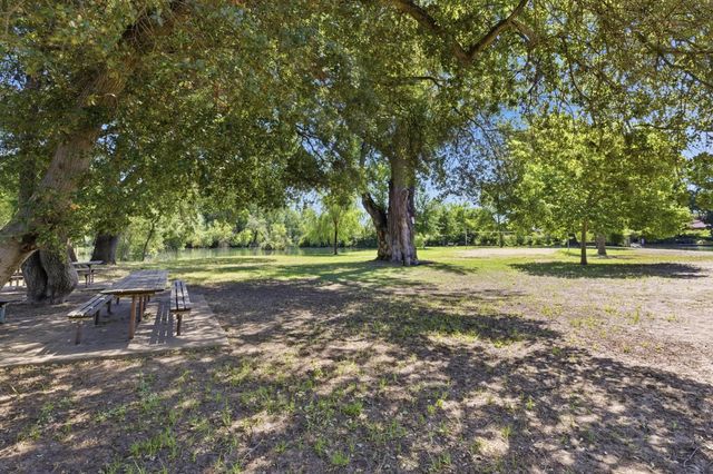 530 Willow Glen Dr, Lodi, CA 95240