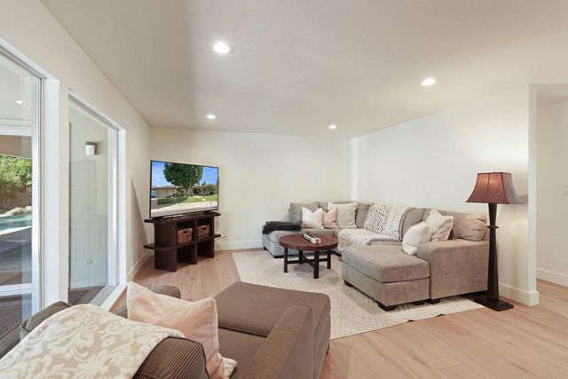 530 Willow Glen Dr, Lodi, CA 95240