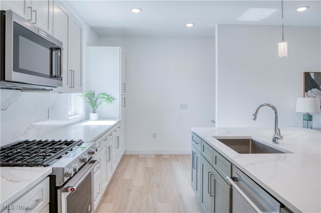 1367 W 74th Street, Cleveland, OH 44102