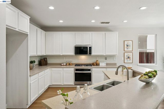 300 American Farms Ave, Lathrop, CA 95330