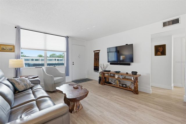 4915 BAY STREET NE 323, St Petersburg, FL 33703