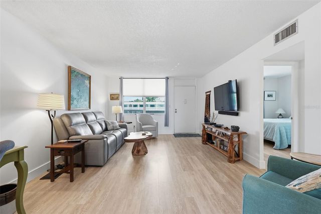 4915 BAY STREET NE 323, St Petersburg, FL 33703