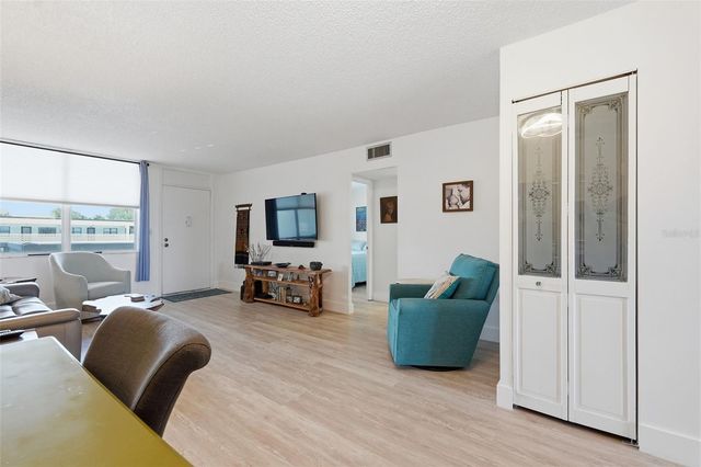 4915 BAY STREET NE 323, St Petersburg, FL 33703