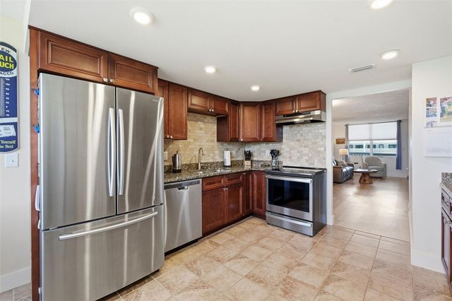 4915 BAY STREET NE 323, St Petersburg, FL 33703