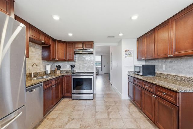 4915 BAY STREET NE 323, St Petersburg, FL 33703