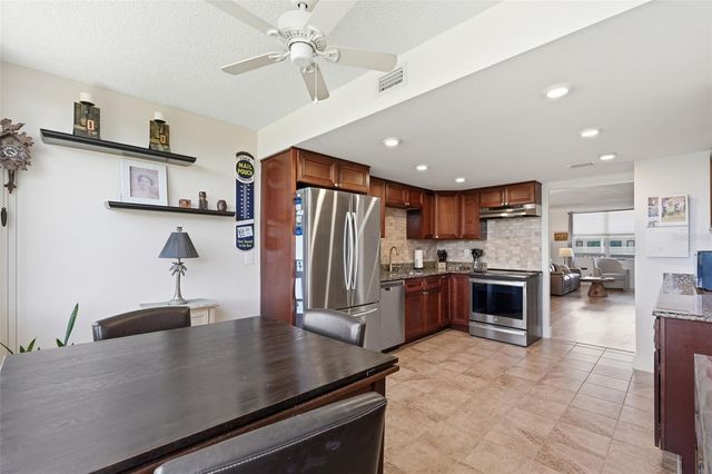 4915 BAY STREET NE 323, St Petersburg, FL 33703