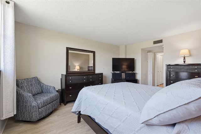 4915 BAY STREET NE 323, St Petersburg, FL 33703