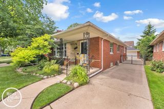 1806 Newcastle Road, Grosse Pointe Woods, MI 48236