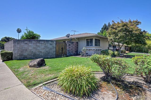 975 Sand Bar Cir, Carmichael, CA 95608