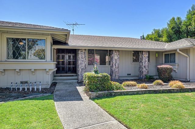 975 Sand Bar Cir, Carmichael, CA 95608