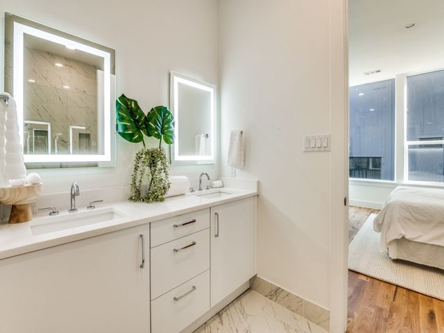 426 W 9th Street 105, Dallas, TX 75208