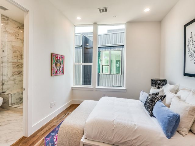 426 W 9th Street 105, Dallas, TX 75208