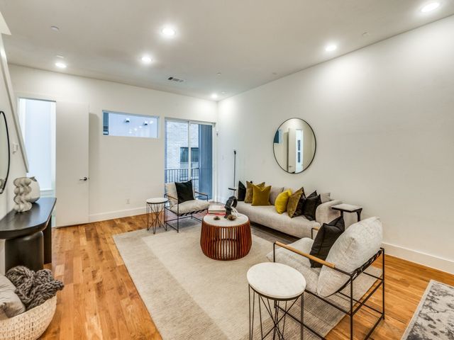 426 W 9th Street 105, Dallas, TX 75208