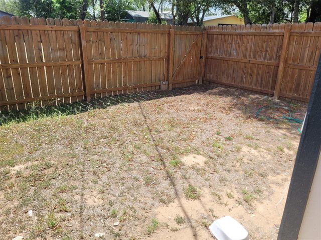 205 2nd Ave 2, Smithville, TX 78957