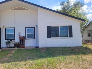 205 2nd Ave 2, Smithville, TX 78957