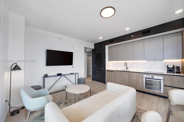 580 72 910, Miami Beach, FL 33141