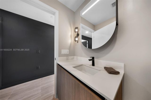 580 72 910, Miami Beach, FL 33141