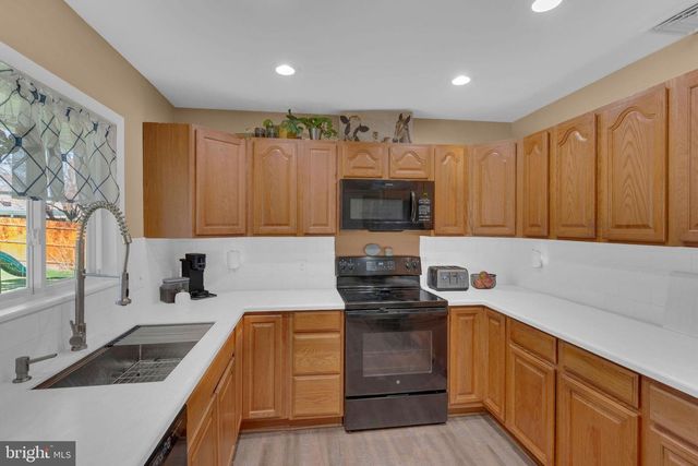 233 KENWOOD DR S, Levittown, PA 19055