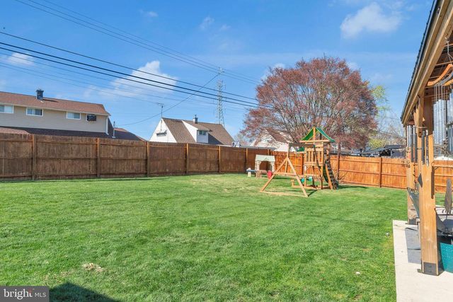 233 KENWOOD DR S, Levittown, PA 19055