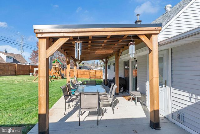 233 KENWOOD DR S, Levittown, PA 19055