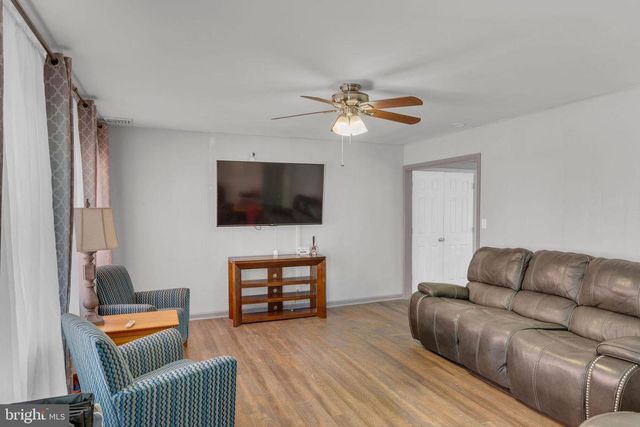 233 KENWOOD DR S, Levittown, PA 19055