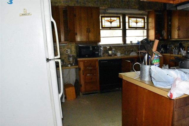 315 N Avenue D, Waelder, TX 78959