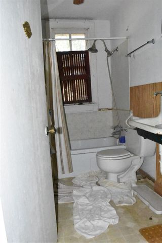 315 N Avenue D, Waelder, TX 78959