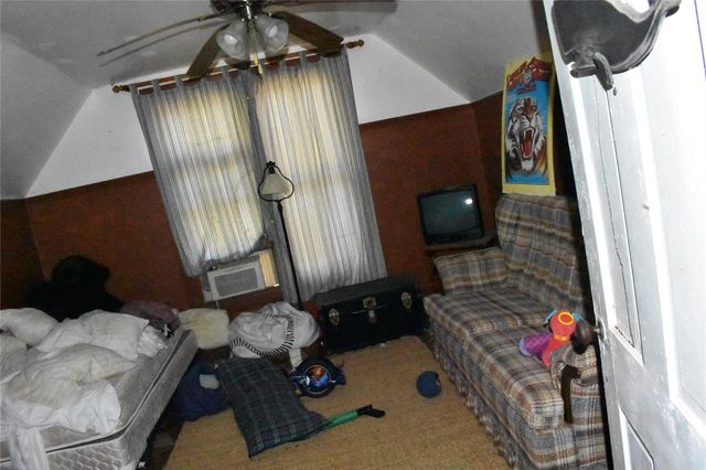 315 N Avenue D, Waelder, TX 78959