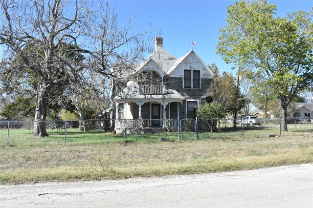 315 N Avenue D, Waelder, TX 78959