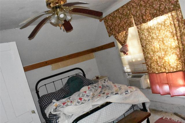 315 N Avenue D, Waelder, TX 78959