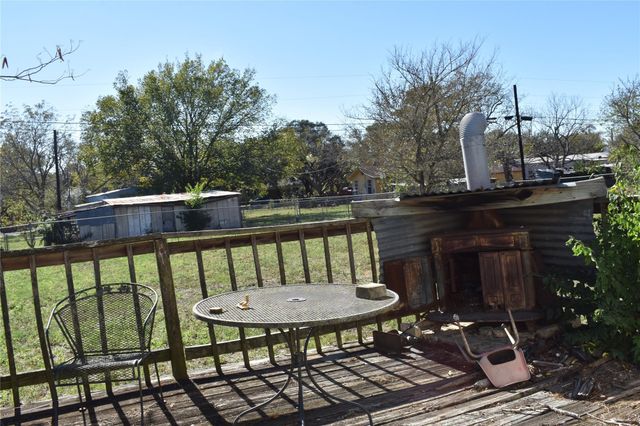 315 N Avenue D, Waelder, TX 78959