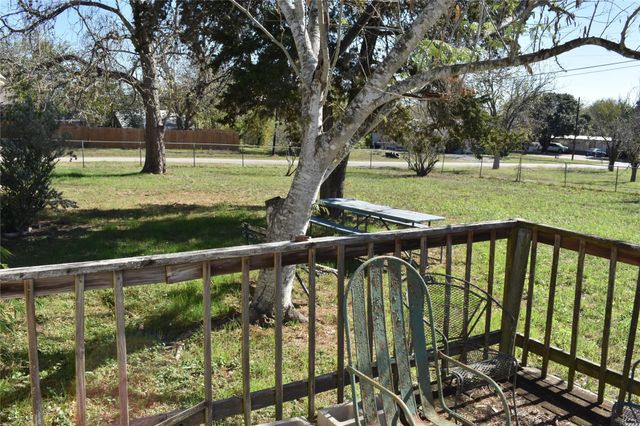 315 N Avenue D, Waelder, TX 78959