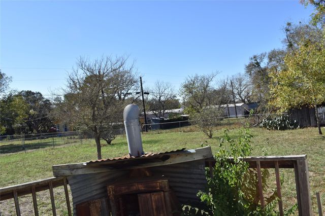 315 N Avenue D, Waelder, TX 78959