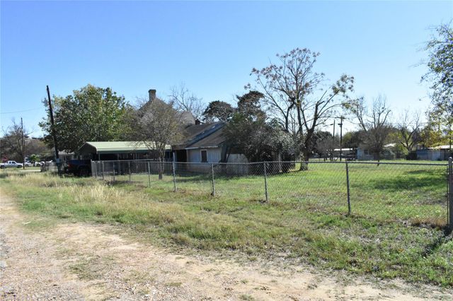 315 N Avenue D, Waelder, TX 78959