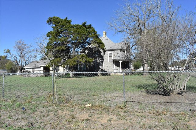 315 N Avenue D, Waelder, TX 78959