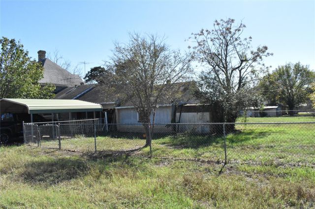 315 N Avenue D, Waelder, TX 78959