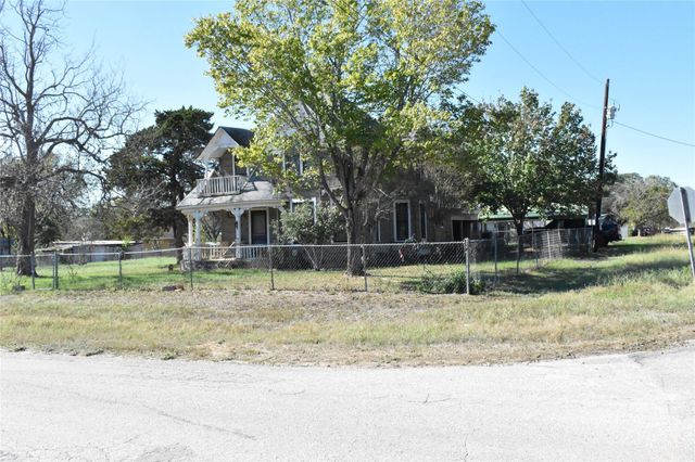 315 N Avenue D, Waelder, TX 78959