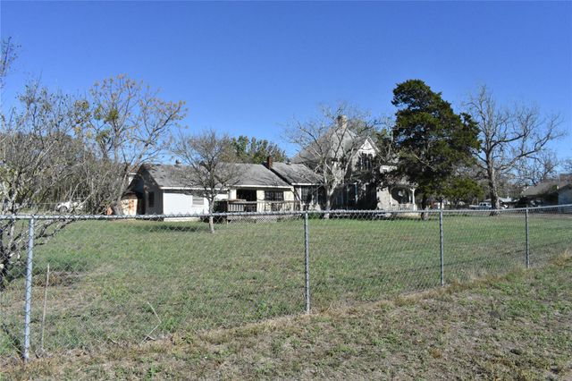 315 N Avenue D, Waelder, TX 78959